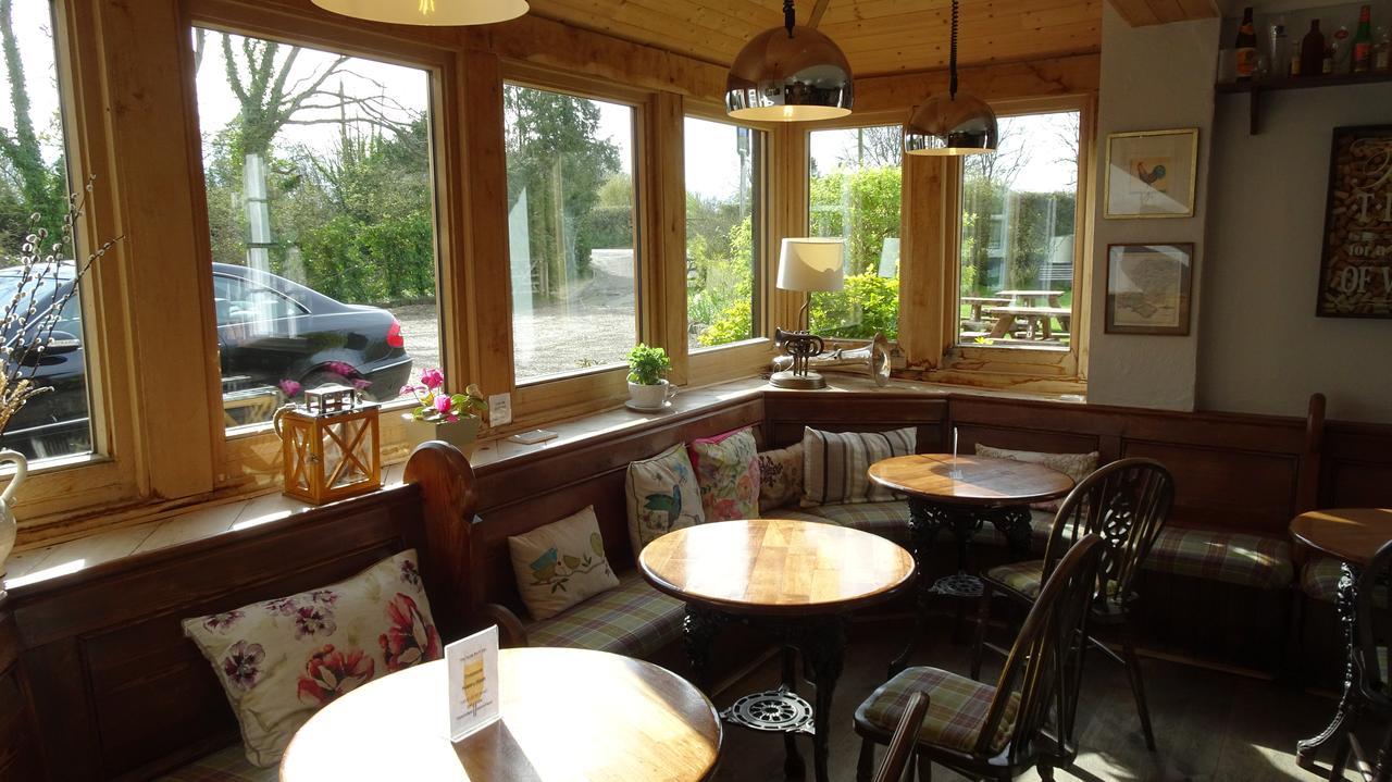 The Furze Bush Inn Newbury  Zewnętrze zdjęcie