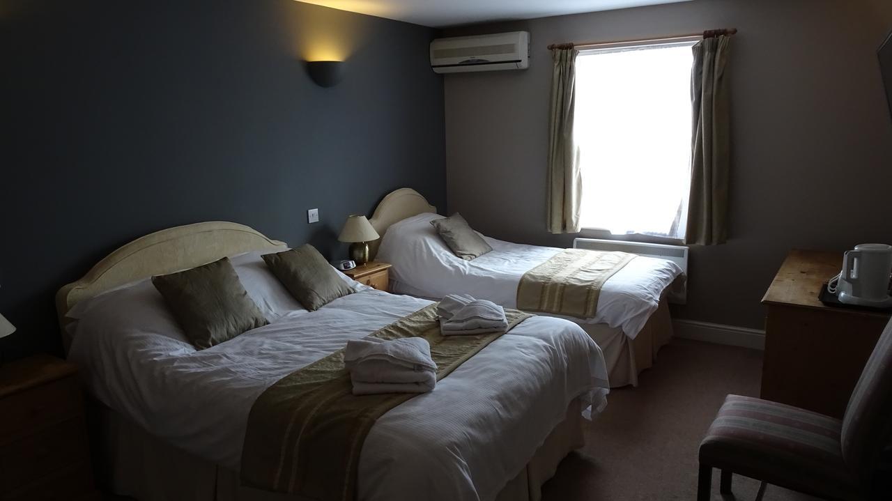 The Furze Bush Inn Newbury  Zewnętrze zdjęcie